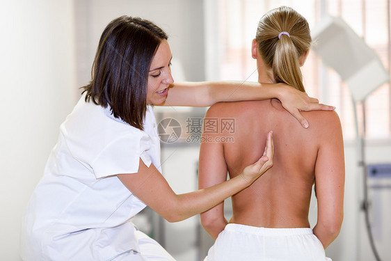 女理疗师检查她的病人理疗中心肩部的医疗检查图片