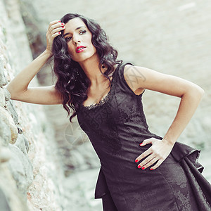 美丽女人的肖像,时尚的模特,穿着卷发的黑色连衣裙西牙风格图片