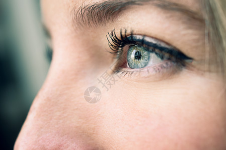 轻女人的眼睛特写镜头蓝眼睛的女人图片