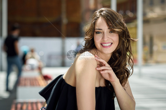 美丽的轻女人,蓝色的眼睛城市背景下微笑穿着夏天衣服的女孩图片