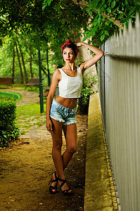 个打扮的女孩的肖像美国风格,花园里,穿着牛仔裤t恤图片