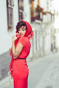 位漂亮女人的肖像,复古风格,城市背景下,穿着件红色的连衣裙图片