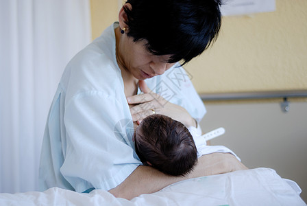轻的母亲医院给她新生的婴儿喂奶图片
