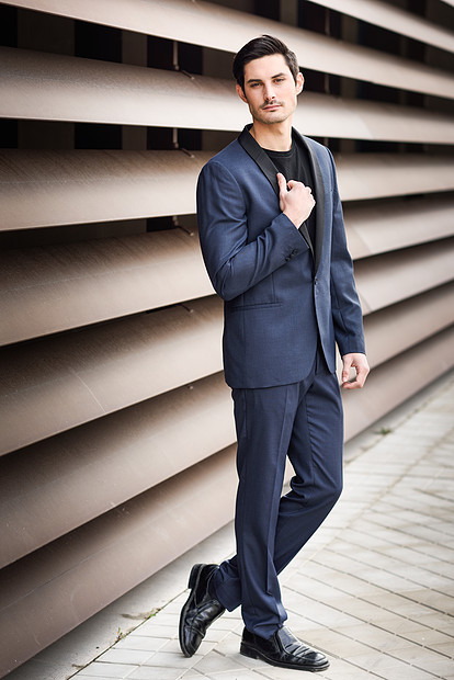 个魅力的男人的肖像时装模特穿着现代西装