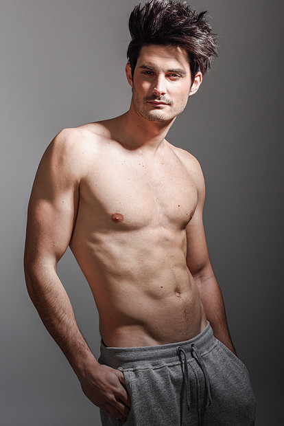 半裸感身体的肌肉运动男子的肖像摄影棚拍摄图片