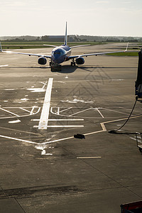 种现代商业飞机客机机场跑道上滑行乘客门背景图片