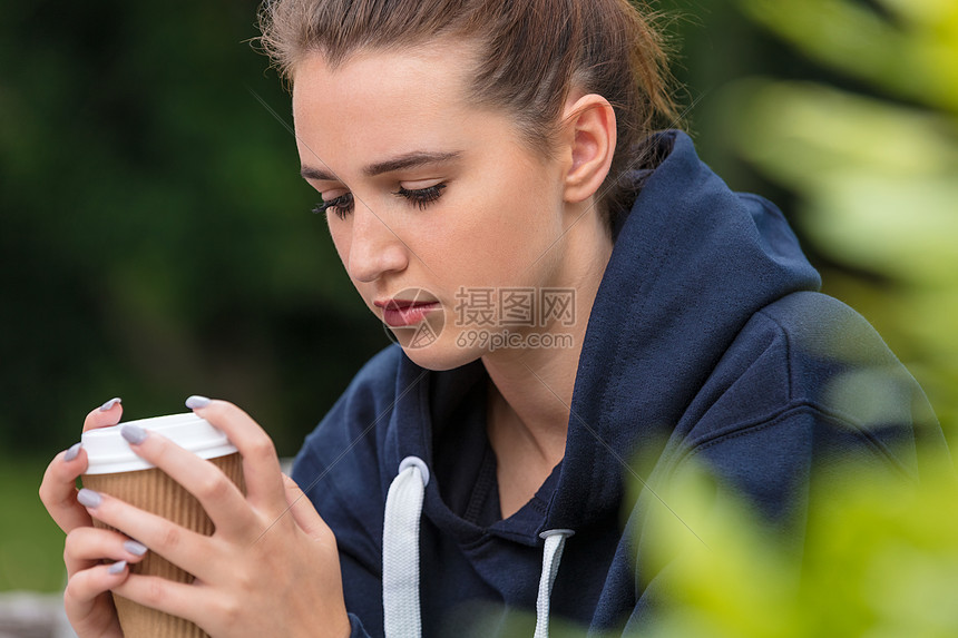 美丽悲伤沮丧的女孩十几岁的女轻女子外喝外卖咖啡图片