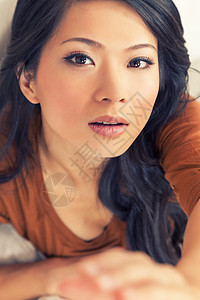 位美丽的轻的中国亚洲东方女,满怀希望地走镜头前美丽的中国亚洲女人伸手拍照图片