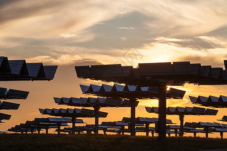 日出日落时提供替代绿色能源的光伏太阳能电池板领域绿色能源光伏太阳能电池板领域日落太阳图片