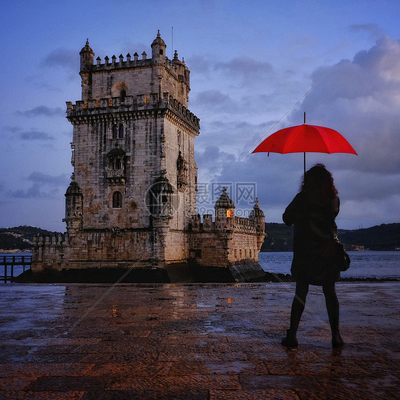葡萄牙里斯本贝伦塔,着红色雨伞的女人图片