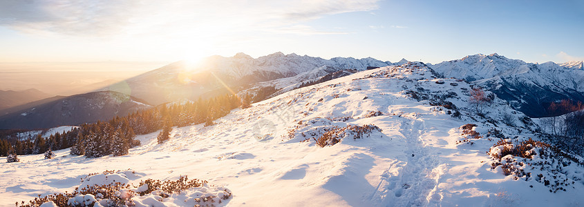 日落时的山地雪景意大利西部阿尔卑斯山图片