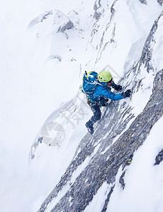 暴风雨中的女孩个极端的冬季攀登意大利西部阿尔卑斯山,欧洲图片