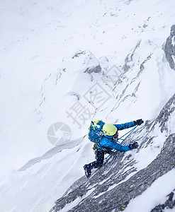 极端冬季攀登的风暴中的女登山者意大利西部阿尔卑斯山,欧洲图片