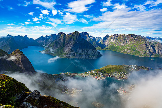 洛芬岛种群岛航空摄影,挪威以独特的风景而闻名,戏剧的山脉山峰,开阔的大海庇护的海湾,海滩未触及的土地图片