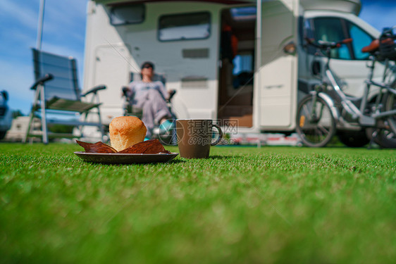 草地上的松饼咖啡杯房车度假家庭度假旅行,度假旅行汽车VR图片