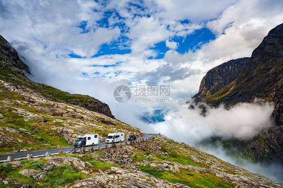 VR大篷车高速公路上行驶旅游度假旅游图片