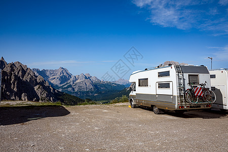 家庭度假旅行,汽车之家度假旅行,VR商队汽车度假美丽的自然意大利自然景观阿尔卑斯山自然公园白云岩中图片