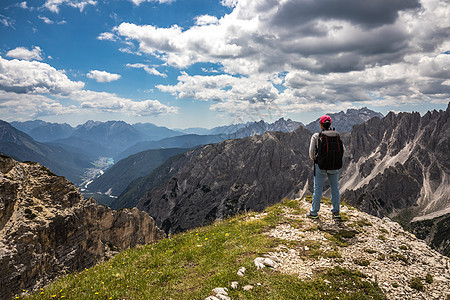 徒步旅行者女人站来达顶峰自然公园白云岩阿尔卑斯山意大利美丽的自然图片