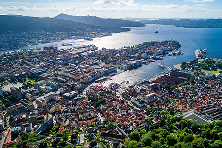 伯根挪威西海岸霍达尔兰的个城市直辖市伯根挪威大城市鸟飞行高度的景色空中FPV无人机飞行背景图片