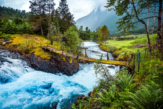 山河上的悬索桥美丽的自然挪威自然景观图片