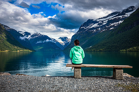 美丽的自然挪威自然景观洛瓦尼特湖湖边长凳上的女人欣赏美丽的景色图片