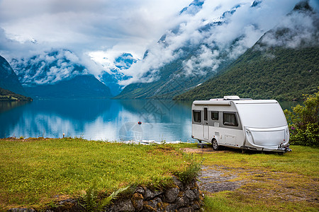 房车营地家庭度假旅行RV,假日旅行汽车之家,商队汽车度假美丽的自然挪威自然景观背景