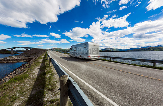 商队车高速公路上行驶大西洋路大西洋路亚特兰蒂斯被授予世纪挪威建筑称号图片