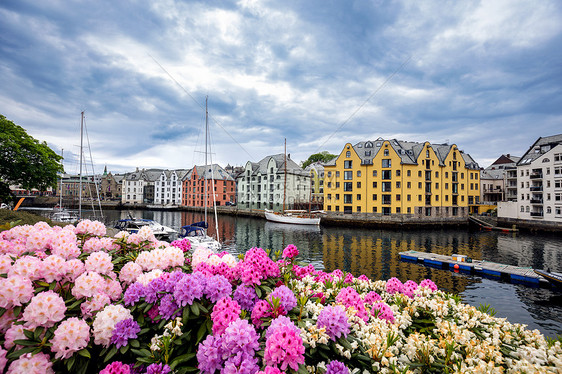 挪威阿尔松德市的阿克斯拉它个海港,以其集中的新艺术建筑而闻名图片
