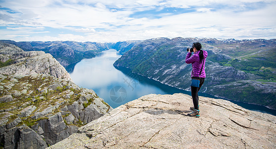自然摄影师美丽的自然挪威普雷克索伦普雷克自然摄影师游客与相机拍摄,同时站山顶美丽的自然,挪威的前客前客图片