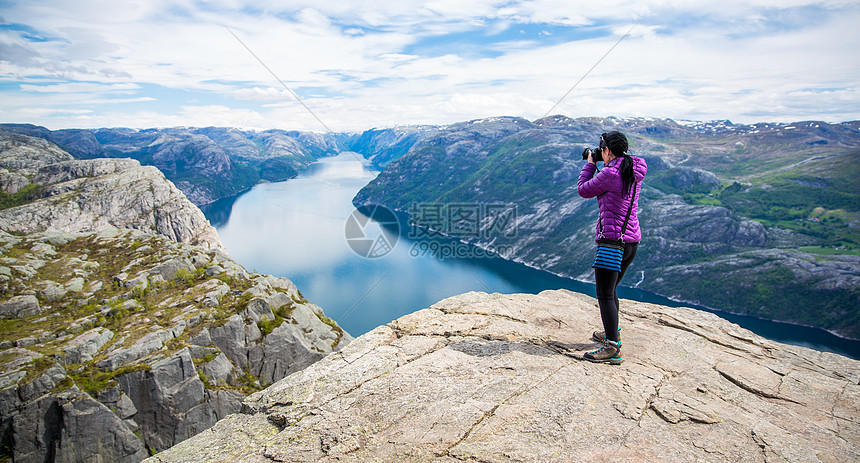 ‘~自然摄影师美丽的自然挪威普雷克索伦普雷克自然摄影师游客与相机拍摄,同时站山顶美丽的自然,挪威的前客前客  ~’ 的图片