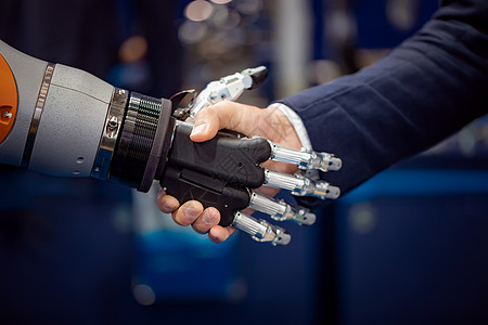 商人的手Android机器人握手商人的手Android机器人握手人类与人工智能互动的图片
