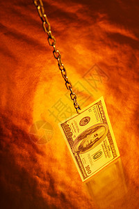 额为100美元的钞票挂黄金背景上的链子上货币想象图片
