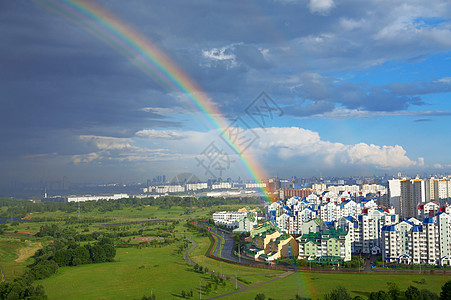 城市公园上方彩虹的景观城市的彩虹背景图片