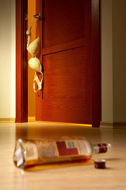 地板上的威士忌,房间门上的胸罩激情图片