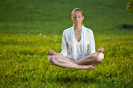 穿白色衣服的女人瑜伽,草坪上翱翔瑜伽图片