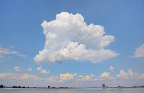 多瑙河上蓝天上的云图片