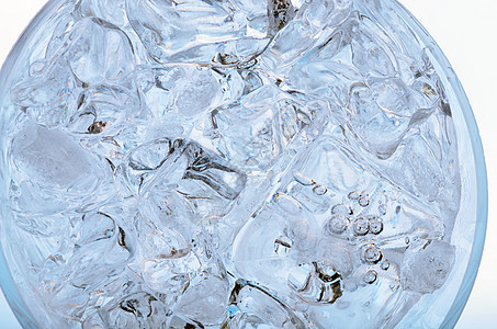 璃与冷冻冰块隔离白色图片