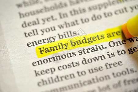 家庭预算用荧光笔标记报纸上图片