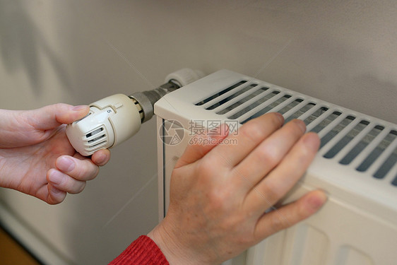 女调节散热器上的恒温器图片