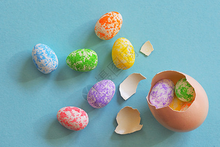 快乐的复活节问候破裂的鸡蛋图片