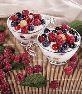 杯新鲜浆果的酸奶杯带浆果的酸奶图片