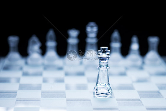 国际象棋国王站另种颜色前的照片,背景明亮图片