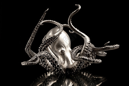 种由银制成的章鱼,孤立黑色背景上图片