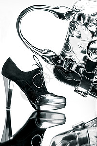 花哨的黑色银色鞋,反光镜表个银袋,比度很高图片