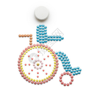 创造的医学医疗保健由药物药丸制成,隔离白色上抽象轮椅无效符号,残疾人坐轮椅上图片