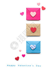 创意情人节照片的三个信封与心制成的纸张白色背景图片