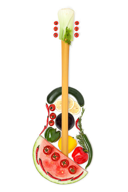 张由水果蔬菜制成的吉他的彩色照片图片