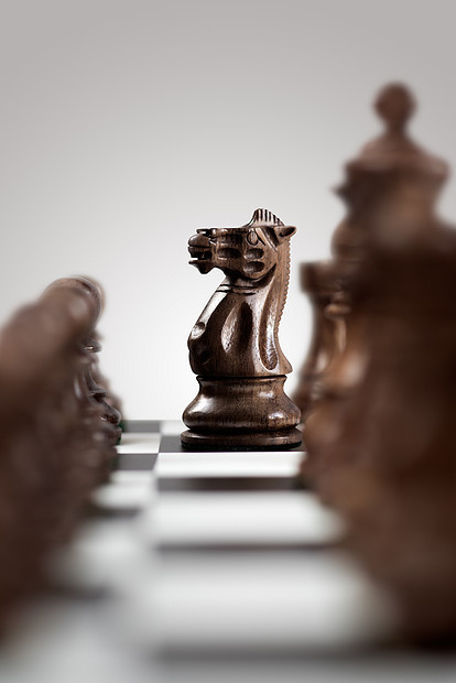 国际象棋的,个黑色木制国际象棋骑士站棋盘上的棋子,准备个l形的动作图片