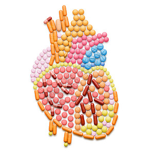 人的心脏形状的药丸,隔离白色上图片