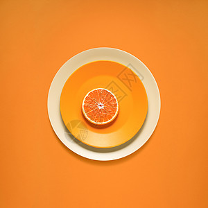 厨房用具的创意照片,橙色背景上画食物的盘子图片